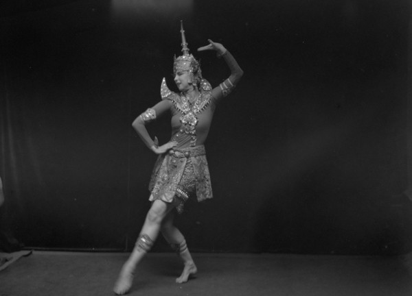 Ruth St. Denis, between 1910 and 1935. Creator: Arnold Genthe.