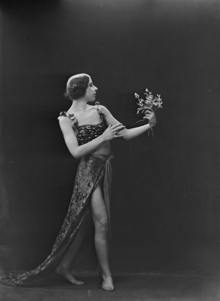 Miss Ernani Seibel, portrait photograph, 1919 June 21. Creator: Arnold Genthe.