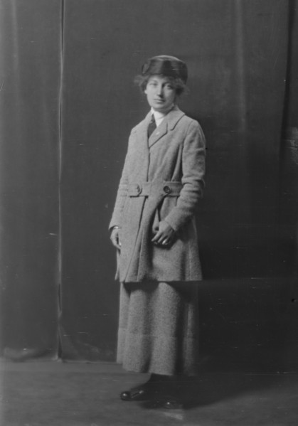 Mrs. E. Terry Smith, (Miss Ethel Walker), portrait photograph, 1918 Oct. 9. Creator: Arnold Genthe.