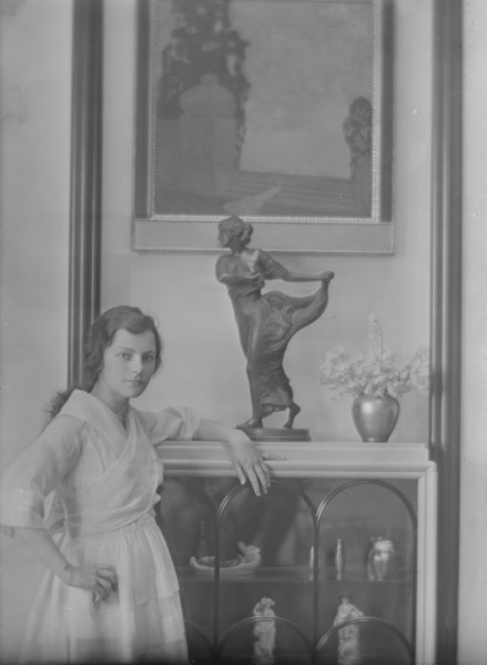 Mrs. Harris Stoehr, portrait photograph, 1918 June 3. Creator: Arnold Genthe.