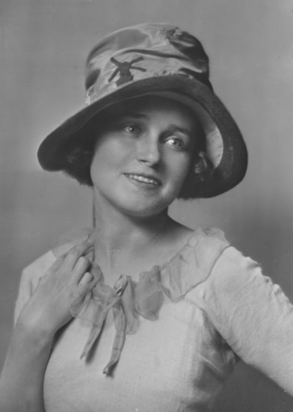 Mrs. G. Webster, portrait photograph, 1918 July or Aug. Creator: Arnold Genthe.