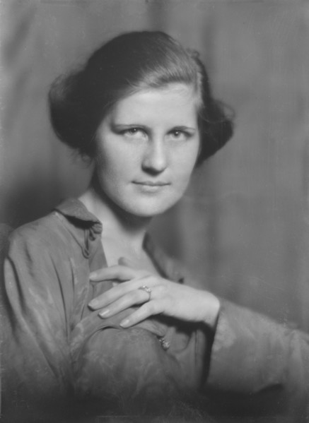 Miss Aurelia Word, portrait photograph, 1918 Apr. or May. Creator: Arnold Genthe.