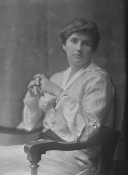 Parsons, W.E., Mrs., portrait photograph, 1915 July 3. Creator: Arnold Genthe.