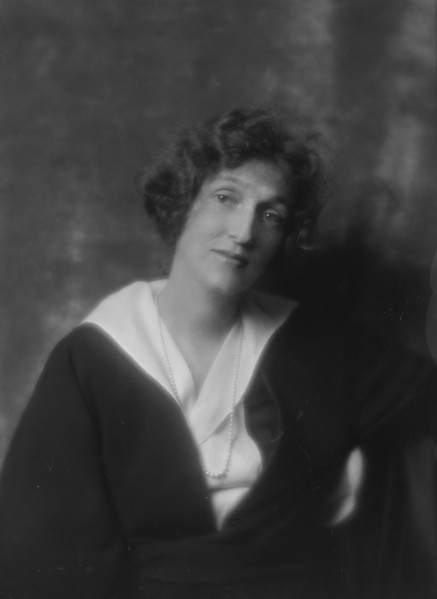 Phipps, Paul, Mrs., portrait photograph, 1914 Apr. or May. Creator: Arnold Genthe.