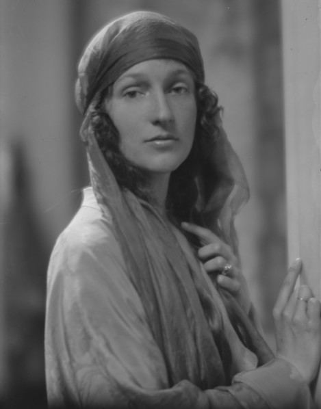 Phipps, Paul, Mrs., portrait photograph, 1914 Apr. or May. Creator: Arnold Genthe.