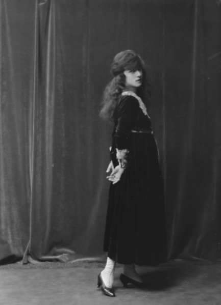 Thaw, Evelyn Nesbit, Mrs., portrait photograph, between 1913 and 1942. Creator: Arnold Genthe.