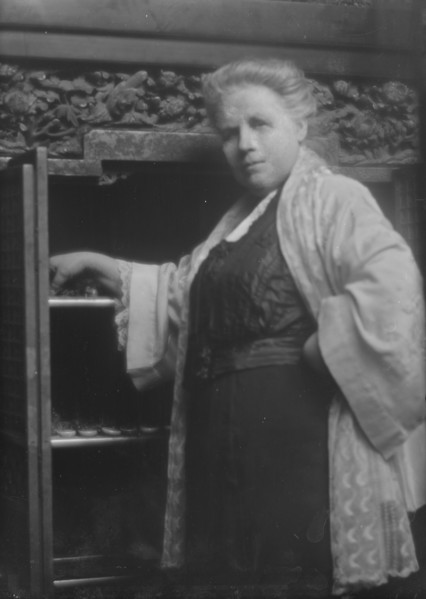 Weisse, Mrs., portrait photograph, 1913 Mar. 28. Creator: Arnold Genthe.