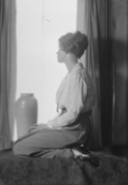 Williams, Harry, Mrs., portrait photograph, 1914 May 7. Creator: Arnold Genthe.