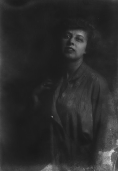 Young, Robert Percy, Mrs., portrait photograph, 1916 Feb. 11. Creator: Arnold Genthe.