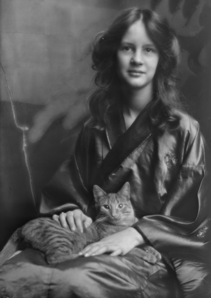 Stebbins, Jocelyn, Miss (Mrs. Fletcher), and Buzzer the cat, portrait photograph, 1912 or 1913. Creator: Arnold Genthe.