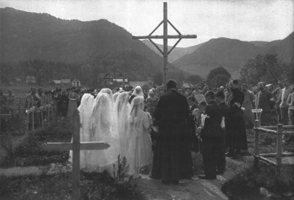 'Une premiere communion en Alsace: la Priere sur les tombes des soldats', 1916. Creator: Unknown.
