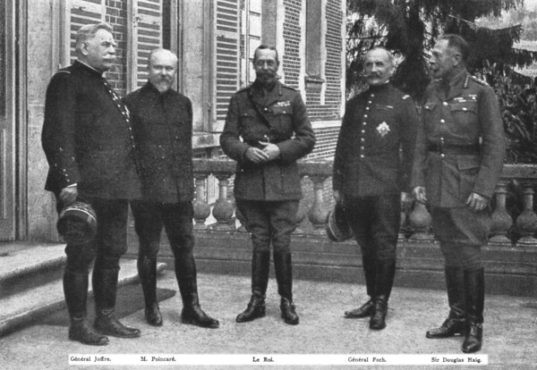 'Le roi George V et M Poincare, Sur le front de la Somme; Au Grand Quartier Britannique', 1916. Creator: Unknown.