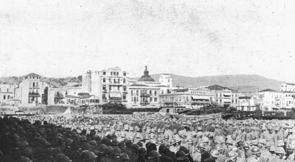 'Les allies a Salonique; L'arrivee des italiens: les troupes italiennes massees sur le mole', 191 Creator: Unknown.