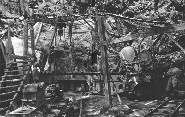 'Les nouveaux decors de la guerre: canon de 240 camoufle', 1916. Creator: Unknown.