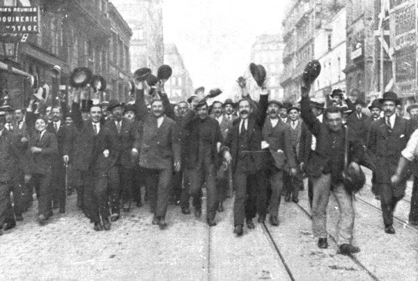 ''Aux cris de "Vive la France !", sa voiture est escortee jusqu'a l'Elysee', 1914. Creator: Unknown.