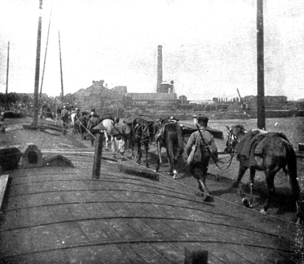 ''Devant les Falaises de L'Aisne; Un pont sur l'Oise improvise par le genie', 1914. Creator: Unknown.