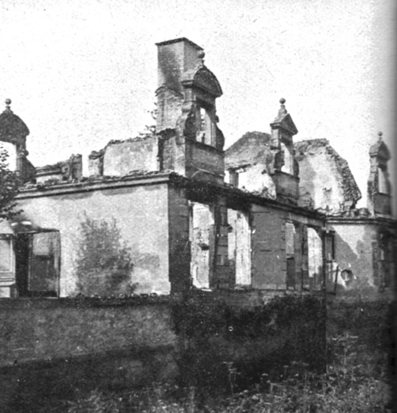 ''Nos regions Devastees; Une aile du chateau d'Etrepy (Marne)', 1914. Creator: Unknown.
