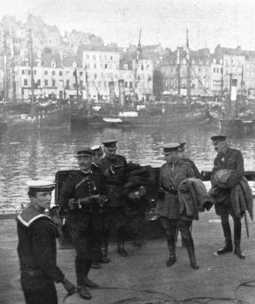 'La cooperation Britannique; Le general French et son etat-major arrivent a Boulogne', 1914. Creator: Unknown.