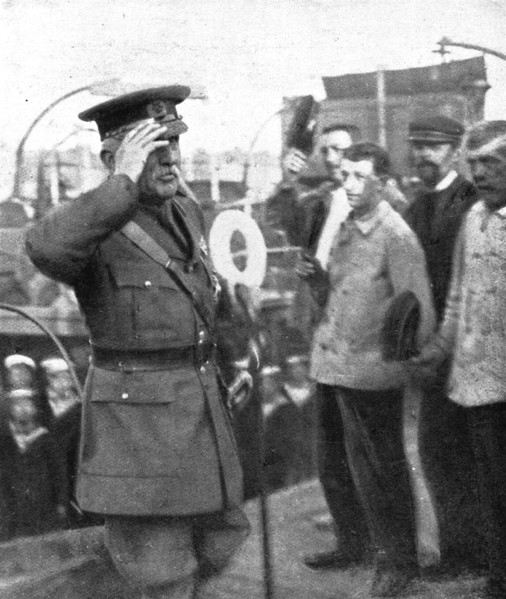 'La cooperation Britannique; Le general en chef de l'armee britannique salue par les marins', 1914 Creator: Unknown.