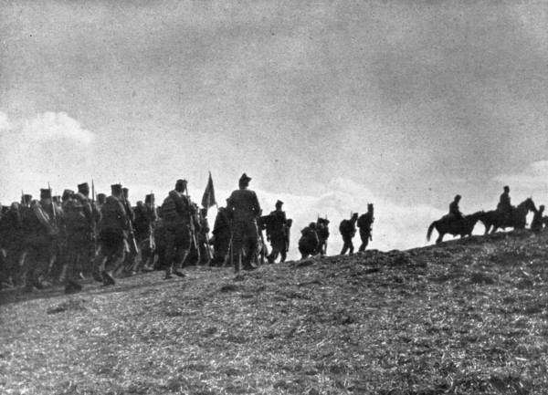 ''La Serbie Courageuse; Traversant le col de Goutchevo, l'armee serbe monte a l'offensive', 1914 Creator: Unknown.