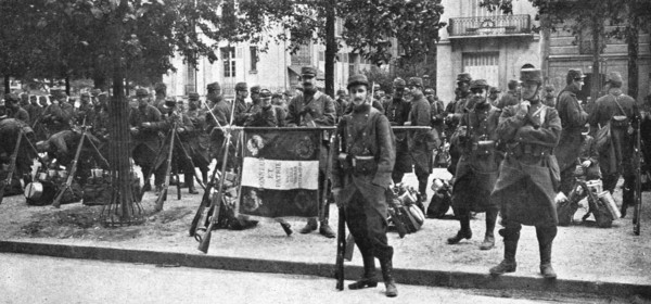 ''Vers le Front; On part: le drapeau du 102 d'infanterie', 1914. Creator: Unknown.