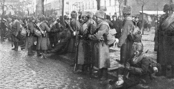 ''Sur le front Russe; A Varsovie, des troupes d'elite: soldats d'un regiment siberien', 1914. Creator: Unknown.