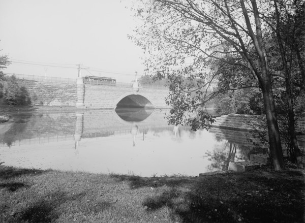 Elmwood Avenue bridge, Buffalo, N.Y., between 1900 and 1915. Creator: Unknown.
