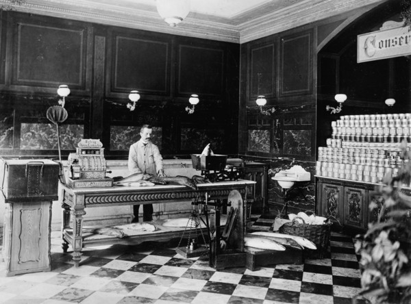 C. Lindenberg Hollieferont, fish store, Berlin, Germany, between 1895 and 1910. Creator: Unknown.