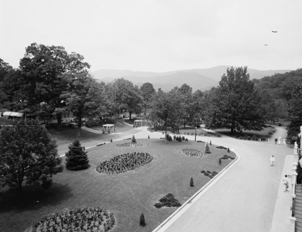 White Sulphur Springs, W. Va., the south lawn, c.between 1910 and 1920. Creator: Unknown.