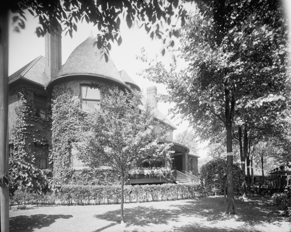 Residence of Mr. William Robbins, Walkerville, Ont., between 1905 and 1915. Creator: Unknown.