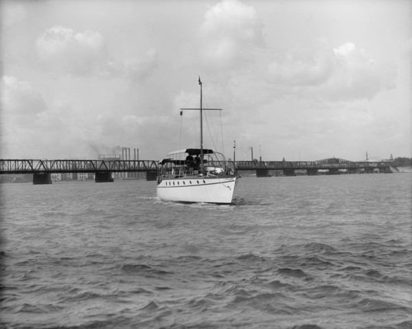 Yacht Althea, bow, between 1907 and 1915. Creator: Unknown.