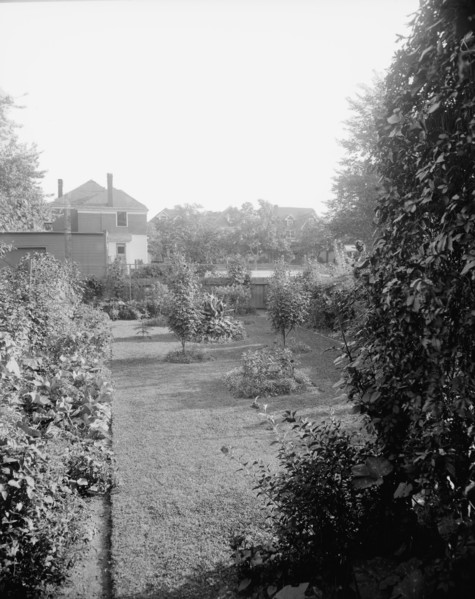 Garden at 124 E. Euclid Avenue, Detroit, Mich., between 1905 and 1915. Creator: Unknown.