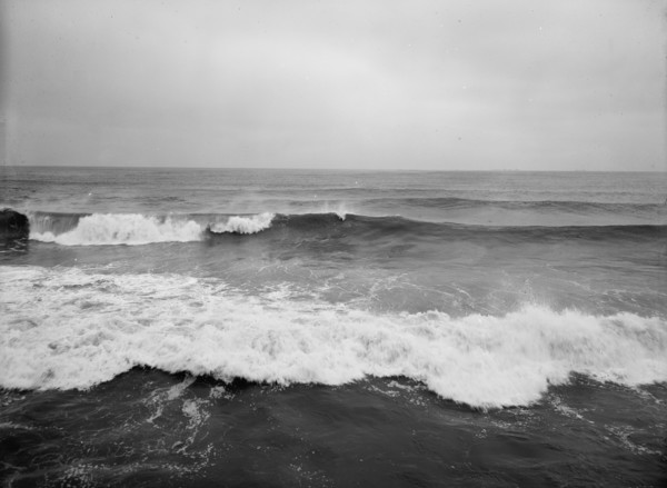 Surf, between 1900 and 1905. Creator: Unknown.