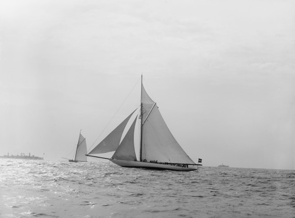 Valkyrie II and Vigilant, turning mark in last race, 1893 Oct 13, c1893. Creator: John S Johnston.