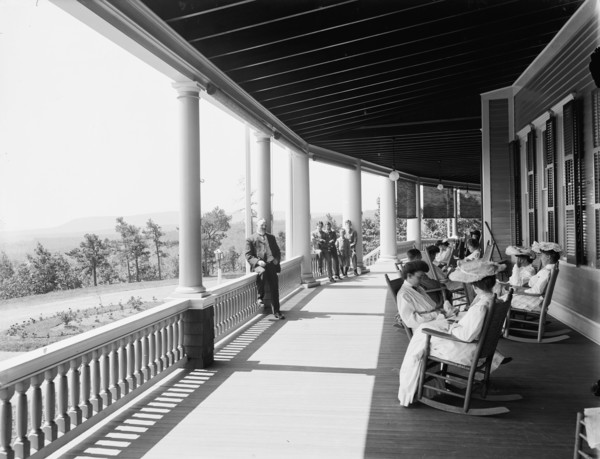 Piazza of the Wontanesca [i.e. Montanesca Hotel], Mt. Pocona [sic], Pa., ca 1905. Creator: Unknown.