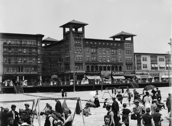 Bathing beach, Atlantic City, N.J., between 1900 and 1910. Creator: Unknown.