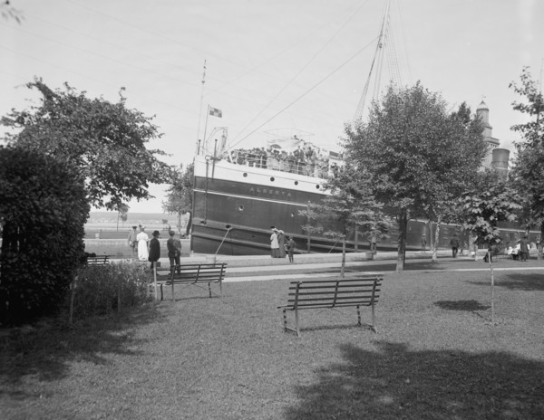 Steamer locking through, Saulte [sic] Ste. Marie, Mich., between 1910 and 1920. Creator: Unknown.