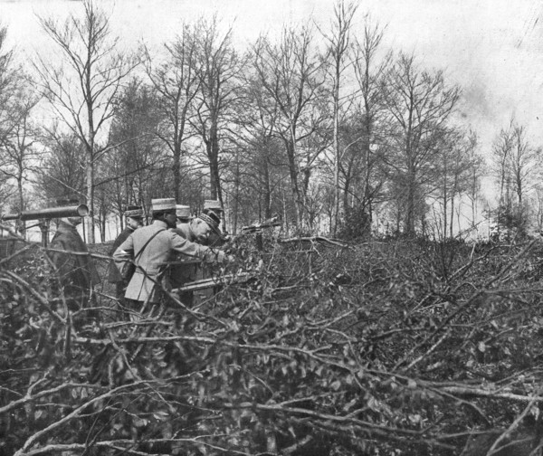 'En Argonne; Du haut d'un observatoire que dissimule un abatis de branchages', 1915. Creator: Unknown.
