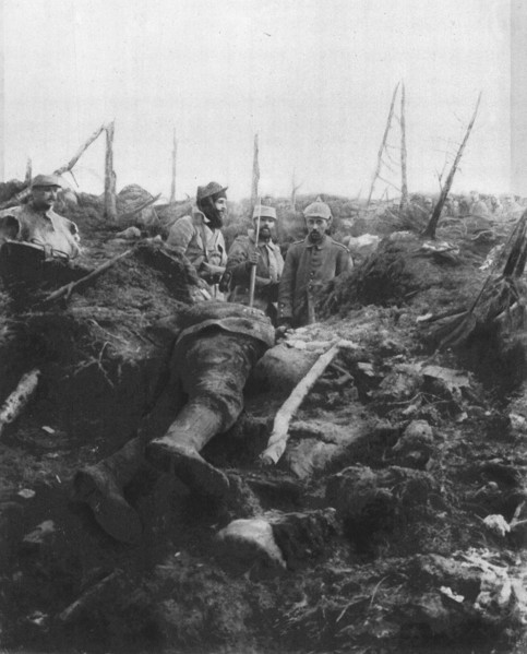 ''Un "Rescape" des Eparges', 1915. Creator: Unknown.