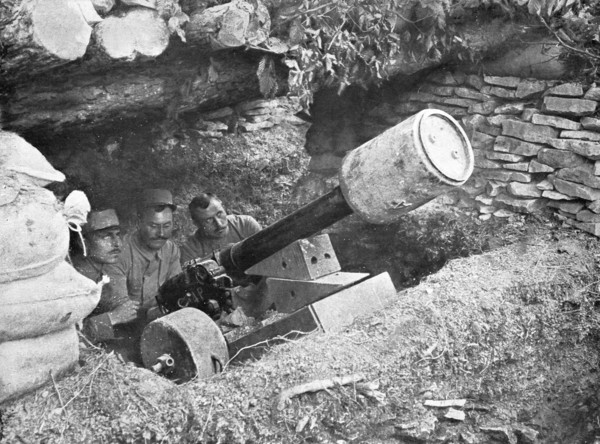 ''Armement Nouveau; Le plus impressionnant des engins de tranchees', 1915. Creator: Unknown.