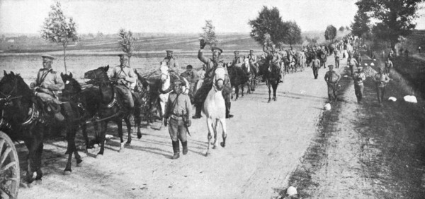 'Les Revers Russes; l'artillerie russe se retire en bon ordre sur Brest-Litowsk', 1915. Creator: Unknown.