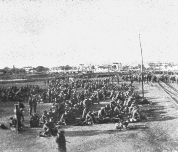 'Les premiers contingents Franco-Anglais a Salonique; Un detachement britannique...1915 (1924). Creator: Unknown.