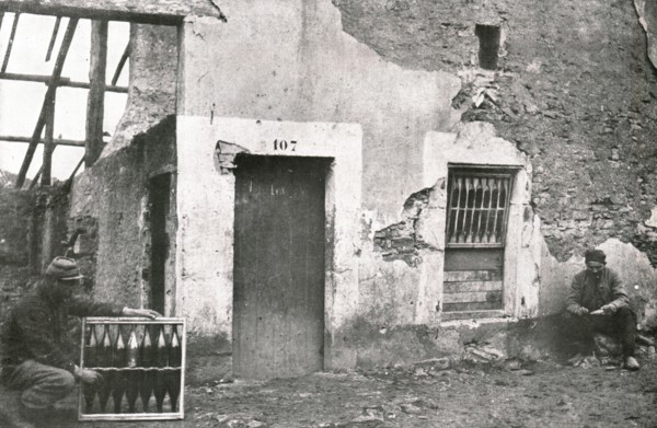 ' "On Tiendra"; La, ils remplacent par un vitrail de bouteilles', 1915 (1924). Creator: Unknown.