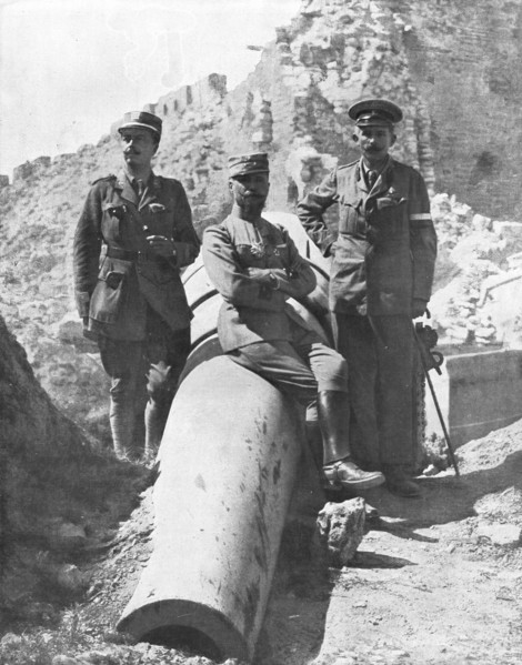 'L'expedition des Dardanelles, Dans les ruines de Seddul_Bahr; Le general Gouraud..., 1915 (1924). Creator: Unknown.