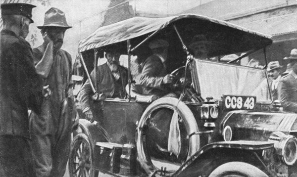 'En Afrique, Le 2 decembre, De Wet, captif, que l'on voit vider philosophiquement sa... 1914 (1924). Creator: Unknown.