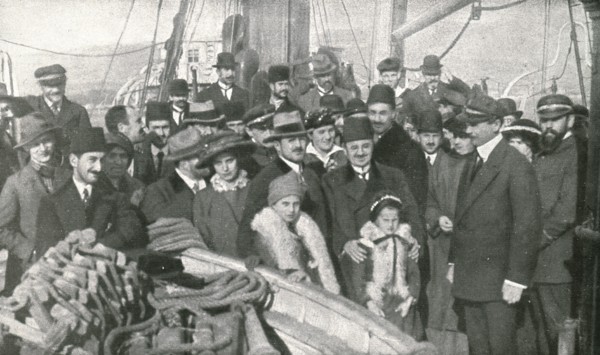 'A Salonique; L'arrivee a Toulon des consuls arretes, de leurs familles et du...', 1916 (1924) Creator: Unknown.