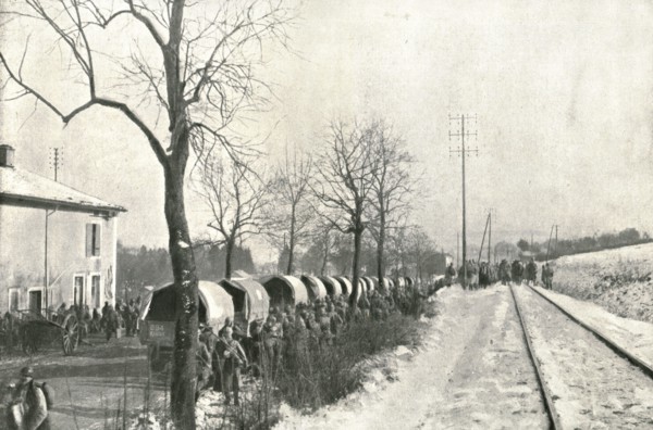 'Autour de Verdun pendant la bataille; Sur la route, des camions automobiles amenant..., 1916 (1924) Creator: Unknown.