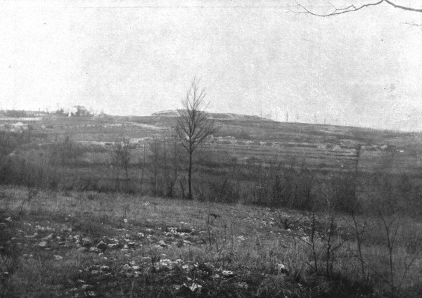 'La perte du fort de Vaux; Silhouette, vue du Sud-Est, du fort de Vaux attaque par..., 1916 (1924) Creator: Unknown.