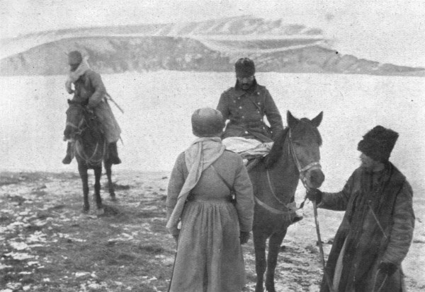 'Sur la route de Trebizonde; L'interrogatoire d'officier turc prisonnier qui, les..., 1916 (1924) Creator: Unknown.