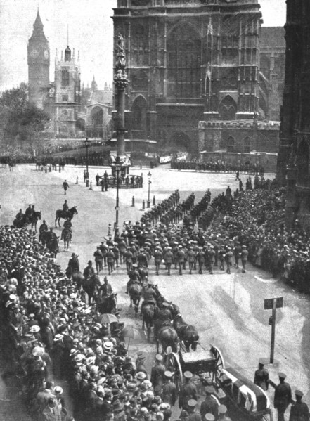 'Les Cendres de Miss Cavell; A londres: le cortege funebre arrivant a la cathedrale..., 1919. Creator: Unknown.